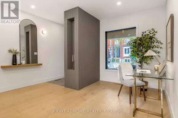 Toronto (niagara), ON M6J1C5,768 RICHMOND STREET W