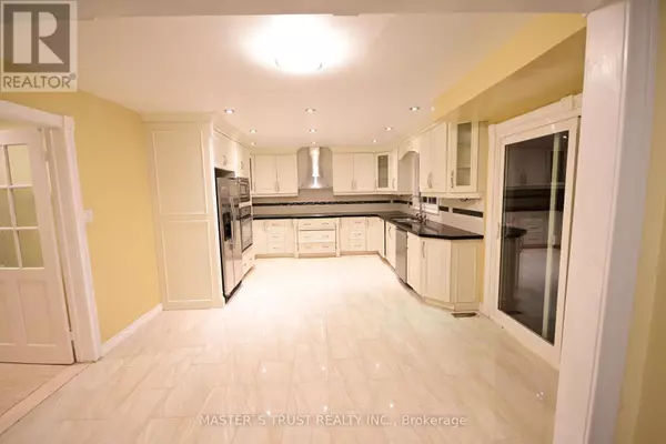 65 FARMSTEAD ROAD, Toronto (st. Andrew-windfields), ON M2L2X2