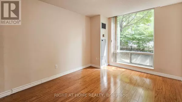 Toronto (newtonbrook East), ON M2M4K8,8 Pemberton AVE #105