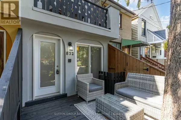 Toronto (annex), ON M6G2W8,832 MANNING AVENUE