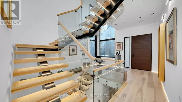 Toronto (leaside), ON M4W2E7,4 DOUGLAS CRESCENT