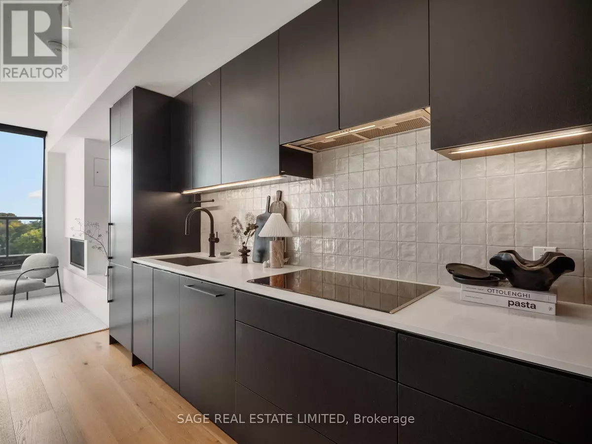 Toronto (trinity-bellwoods), ON M6H3P7,899 College ST West #PH 621