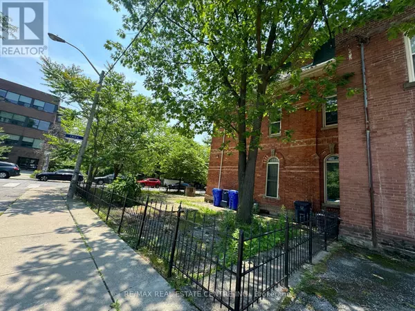 Toronto (kensington-chinatown), ON M5T1N3,28 CECIL STREET