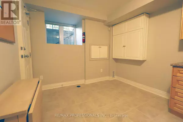 Toronto (university), ON M5S2L4,213 Major ST #Lower