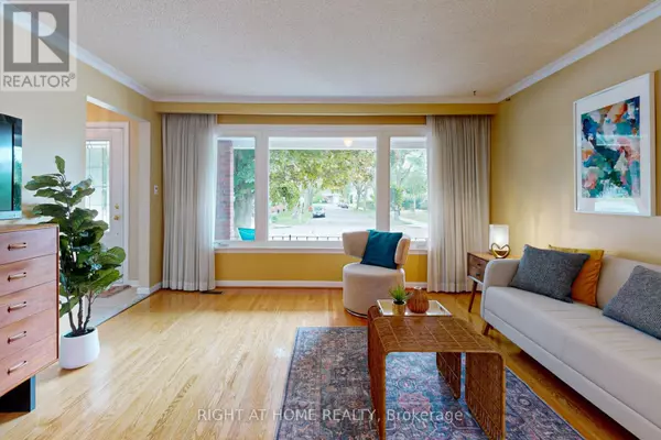 Toronto (newtonbrook West), ON M2M1K6,220 HOMEWOOD AVENUE