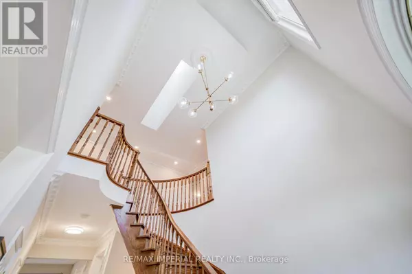 Toronto (willowdale East), ON M2N3K6,206 HOLLYWOOD AVENUE