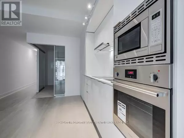 Toronto (bay Street Corridor), ON M5S2A2,955 Bay ST #618