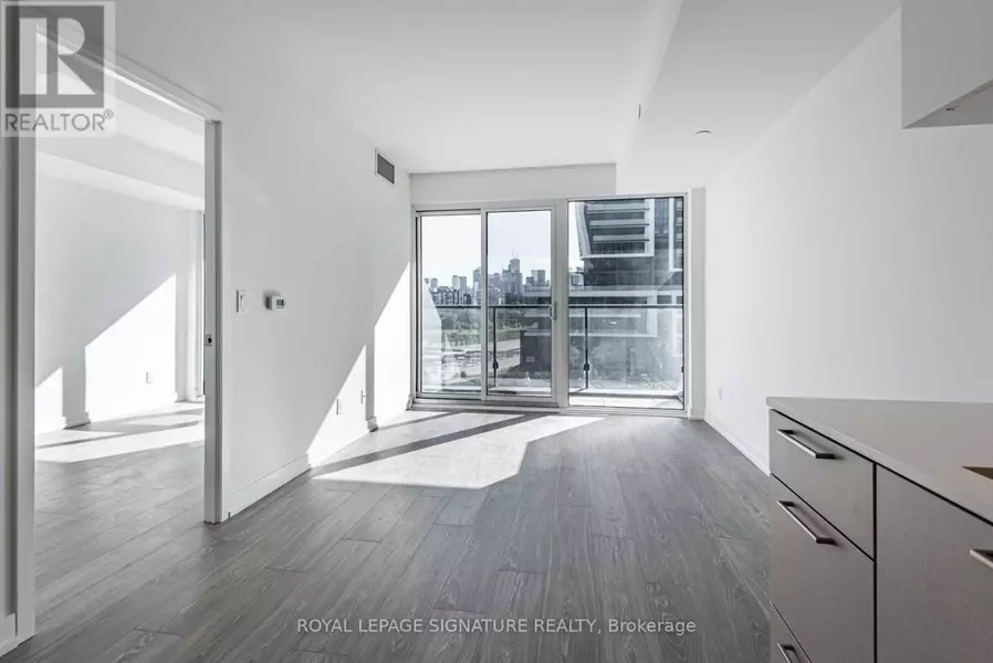 19 Western Battery RD #301, Toronto (niagara), ON M6K3S4