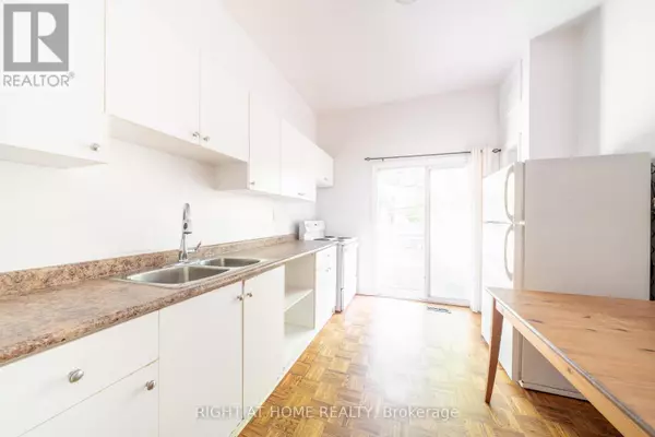 Toronto (annex), ON M5R3G8,1059 BATHURST STREET