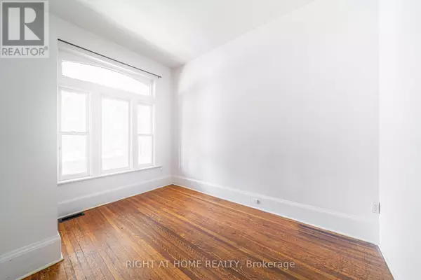 Toronto (annex), ON M5R3G8,1059 BATHURST STREET