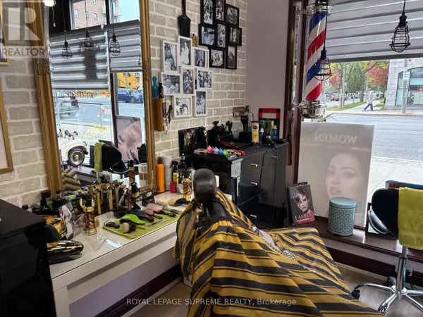 Toronto (lawrence Park South), ON M4N2H8,2721 YONGE STREET