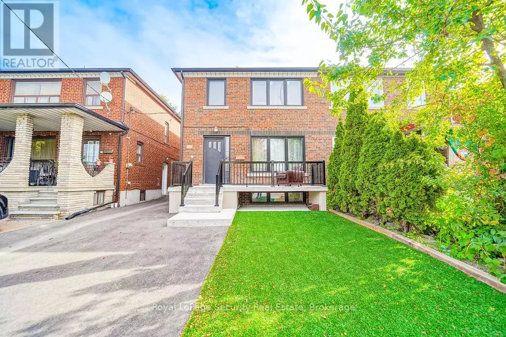 Toronto (oakwood Village), ON M6E3R9,2169 DUFFERIN STREET