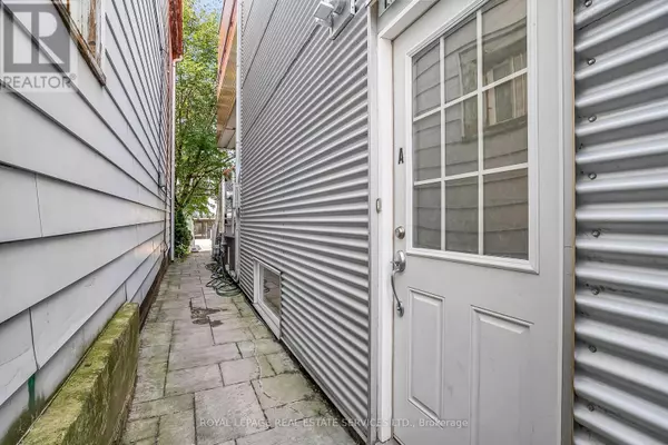 Toronto (oakwood Village), ON M6C3T4,439 Winona DR #A