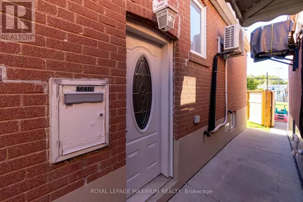 Toronto (oakwood Village), ON M6E3L7,572 NORTHCLIFFE BOULEVARD