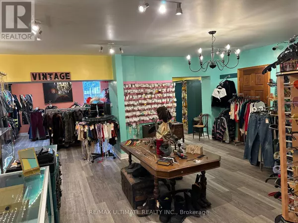 Toronto (kensington-chinatown), ON M5T1H5,578 DUNDAS STREET W