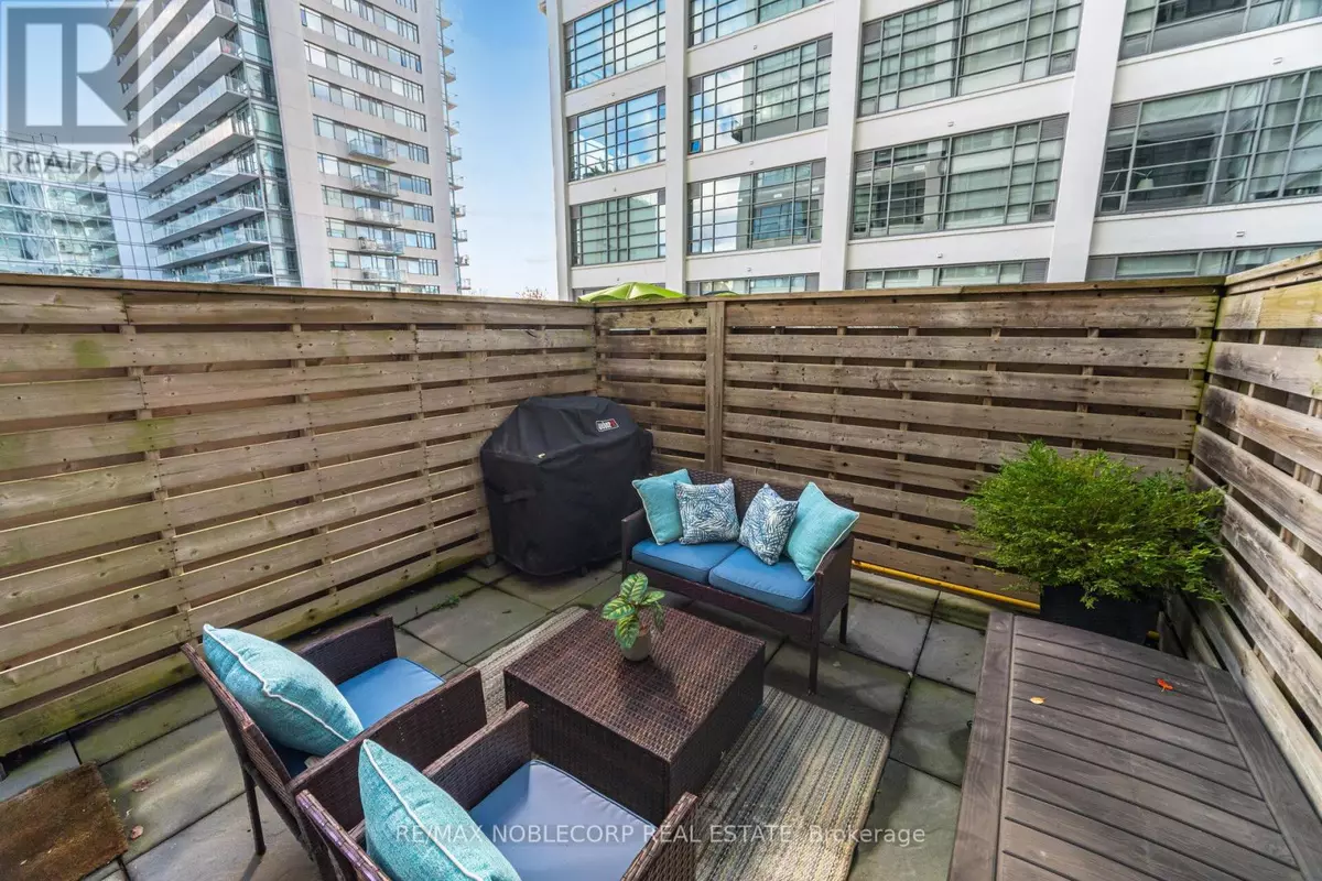 Toronto (niagara), ON M5V3J6,637 West Lake Shore BLVD #228