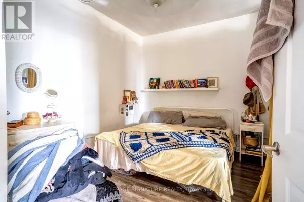 Toronto (niagara), ON M5V1P5,926 King ST West #Upper/Rear