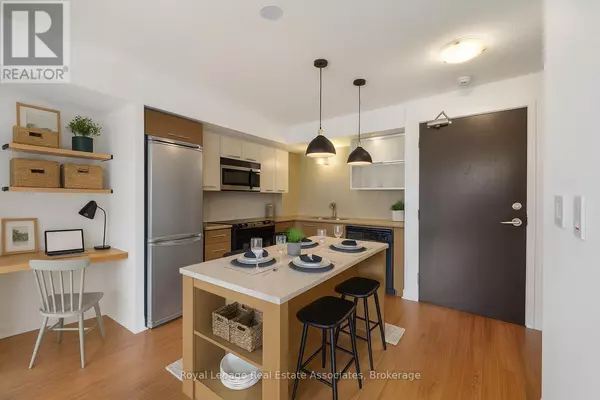 Toronto (waterfront Communities), ON M5V3Z5,8 Telegram Mews #518