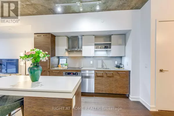 Toronto (niagara), ON M6K0B4,1030 King ST West #748