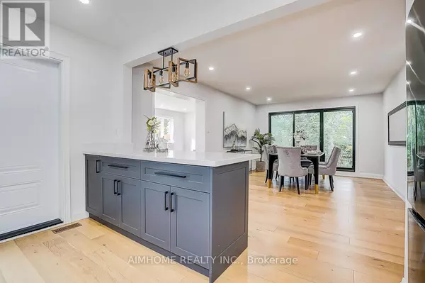 Toronto (banbury-don Mills), ON M3B1L6,14 SANDALWOOD PLACE