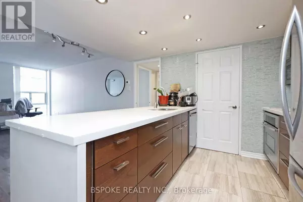 Toronto (niagara), ON M5V2W7,701 King ST West #307