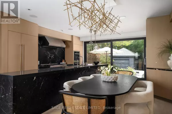 Toronto (casa Loma), ON M5R3E8,109 HILTON AVENUE