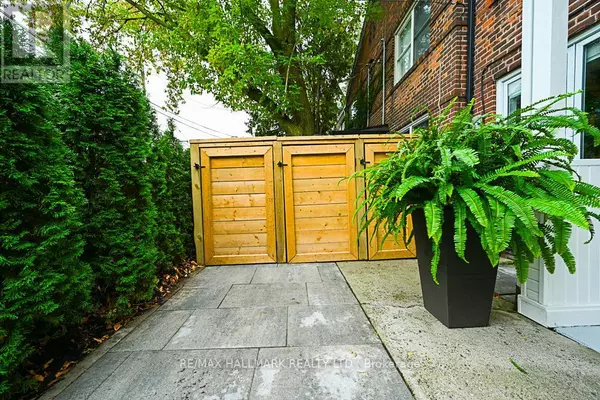 Toronto (englemount-lawrence), ON M6A2B6,3318 BATHURST STREET