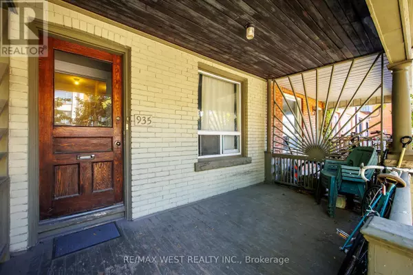 Toronto (annex), ON M5R3G4,935 BATHURST STREET