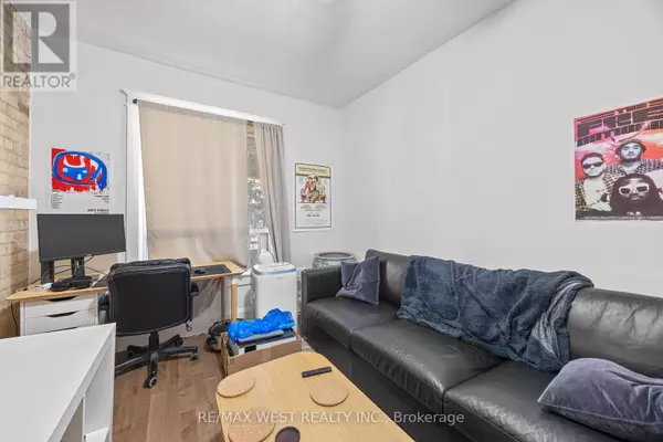 Toronto (annex), ON M5R3G4,935 BATHURST STREET