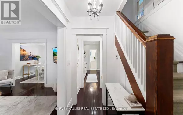 Toronto (humewood-cedarvale), ON M6C2T8,306 WYCHWOOD AVENUE