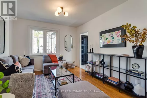 7 MULBERRY CRESCENT, Toronto (oakwood Village), ON M6C1N4