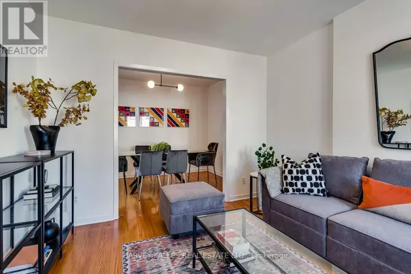 Toronto (oakwood Village), ON M6C1N4,7 MULBERRY CRESCENT