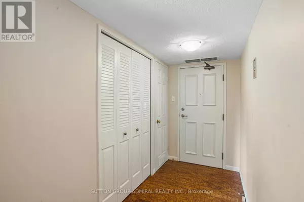 Toronto (banbury-don Mills), ON M3B3M2,245 The Donway West #402