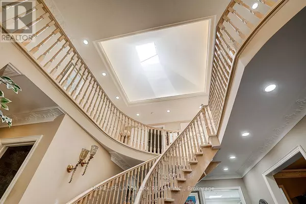 Toronto (willowdale East), ON M2N3P4,286 HILLCREST AVENUE