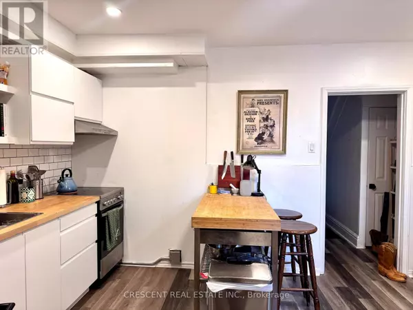 Toronto (wychwood), ON M6G2C2,1057 Davenport RD #Main