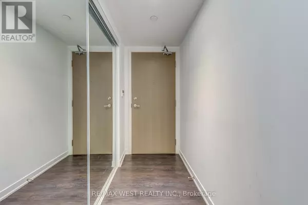 Toronto (waterfront Communities), ON M5J0B5,100 Harbour ST #2004