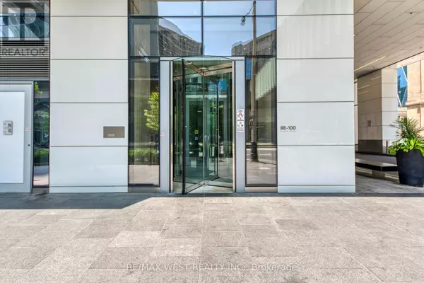 Toronto (waterfront Communities), ON M5J0B5,100 Harbour ST #2004