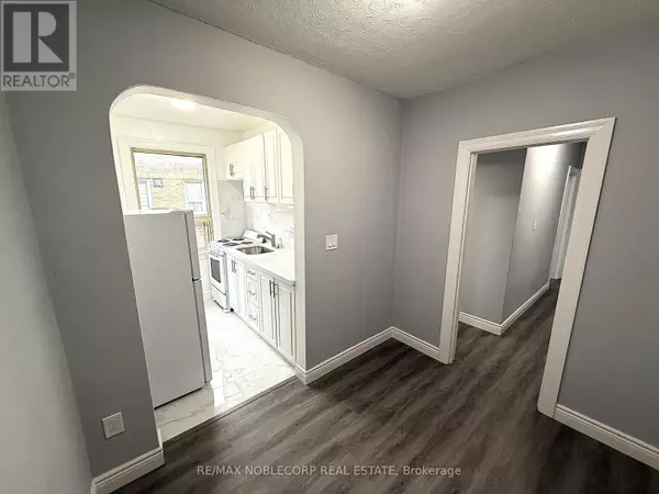 Toronto (leaside), ON M4G3A5,1383 Bayview AVE #8