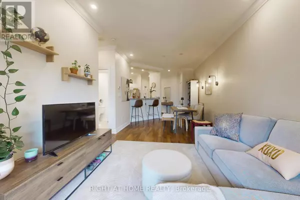 Toronto (thorncliffe Park), ON M4H1R1,1 Leaside Park DR #308