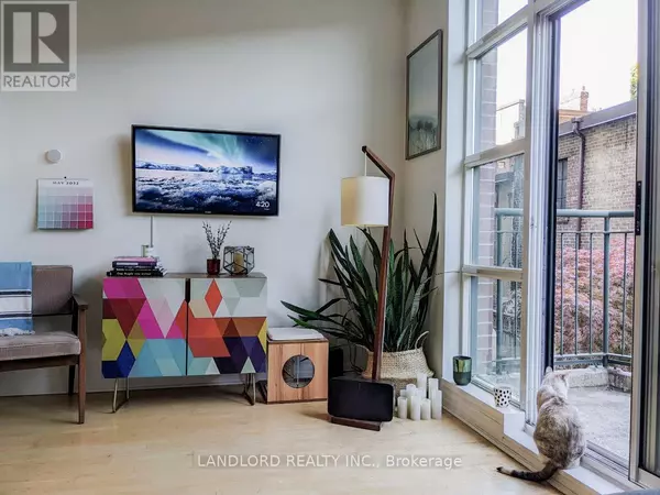 Toronto (trinity-bellwoods), ON M6J1G5,901 Queen ST West #205