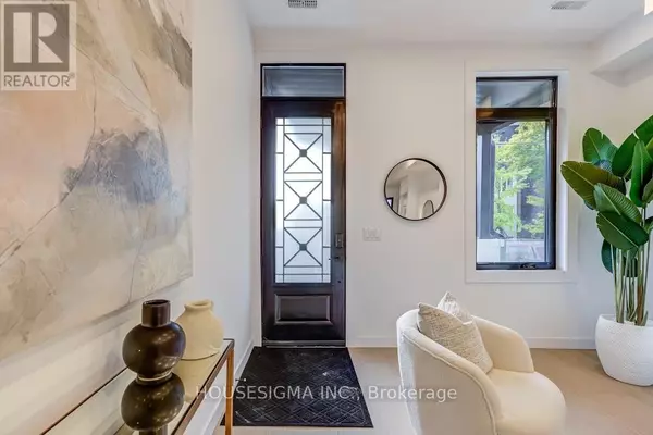 Toronto (niagara), ON M6J1B1,732 ADELAIDE STREET W