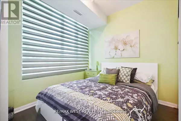 Toronto (niagara), ON M5V1A8,628 Fleet ST #324