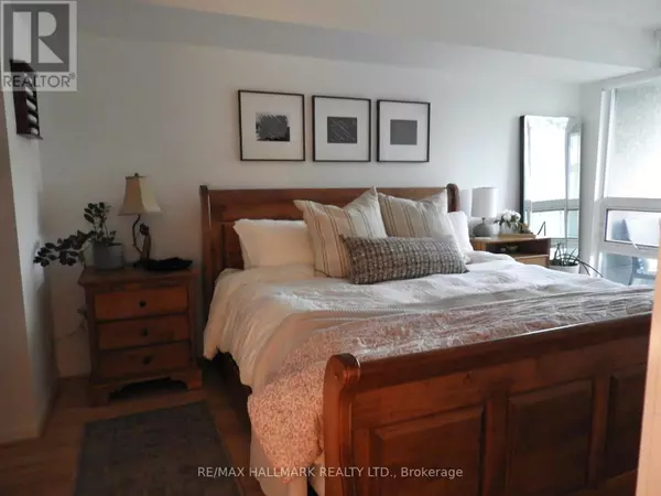 Toronto (niagara), ON M6H1A5,219 Fort York BLVD #410