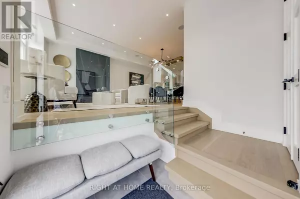 Toronto (leaside), ON M4G2J8,102 PARKLEA DRIVE