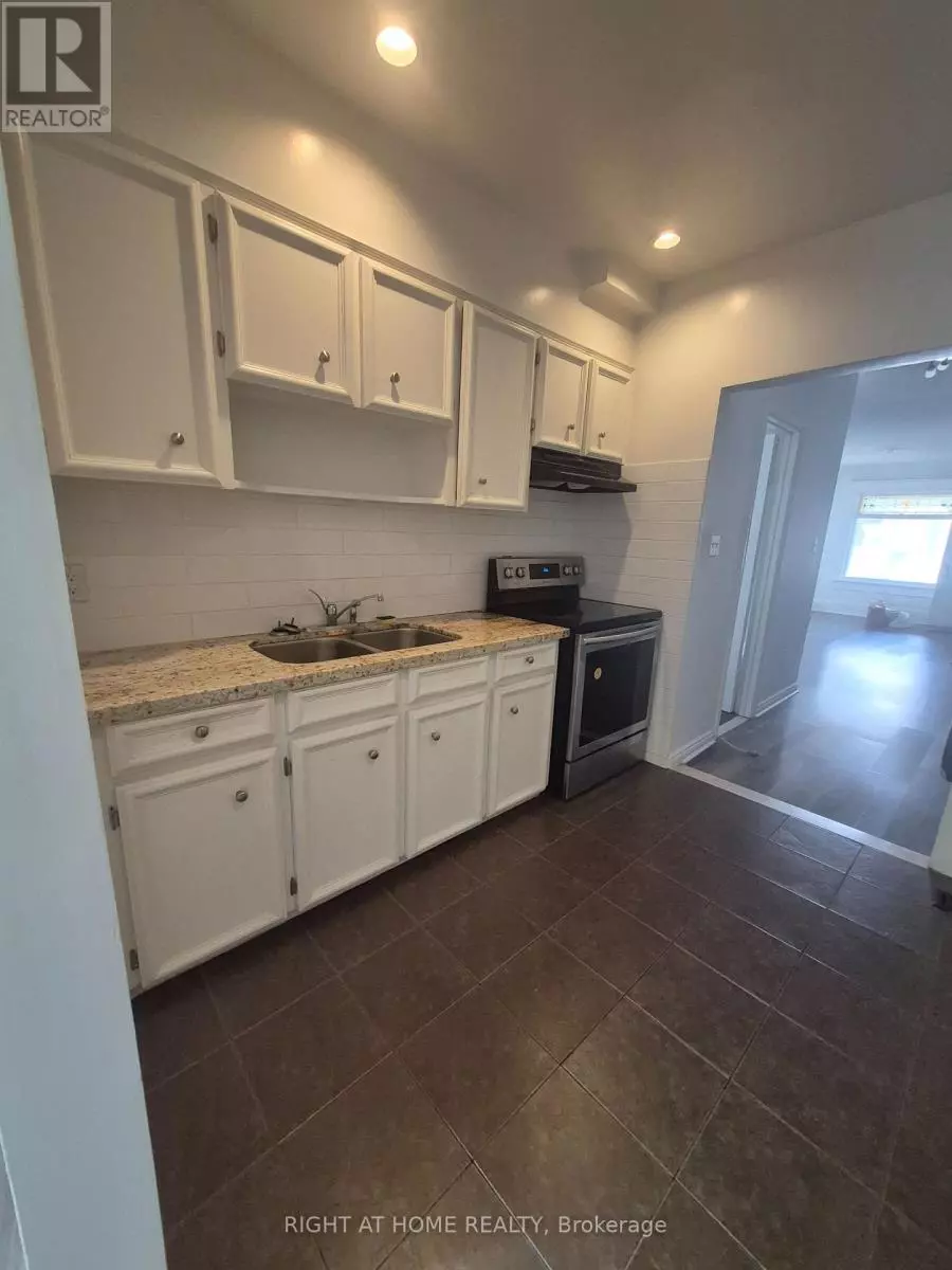 Toronto (annex), ON M5R3G2,871 BATHURST STREET