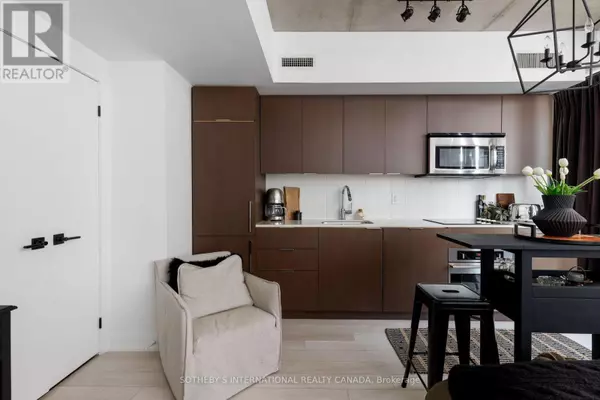 Toronto (niagara), ON M6K0B3,5 Hanna AVE #223