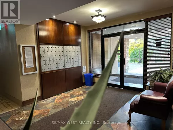 Toronto (forest Hill North), ON M6B2Z2,2550 Bathurst ST #205