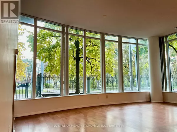 Toronto (niagara), ON M5V4A2,215 Fort York BLVD #109