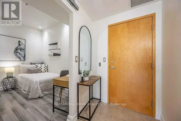 Toronto (niagara), ON M5V2Y6,700 King ST West #216