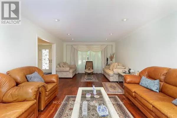 Toronto (banbury-don Mills), ON M3B2L8,150 BANBURY ROAD